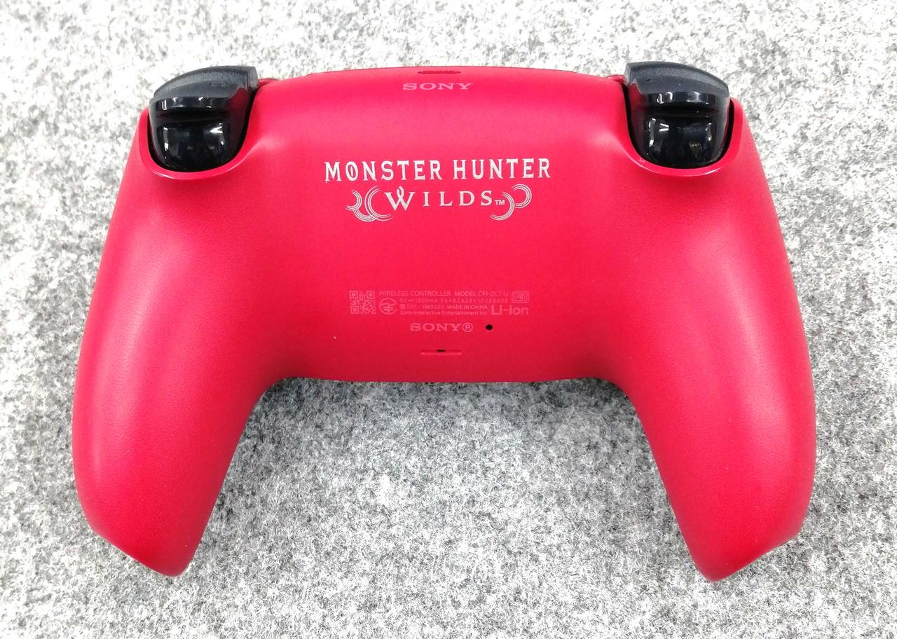 写真だとわかりにくいですが暗めの赤です