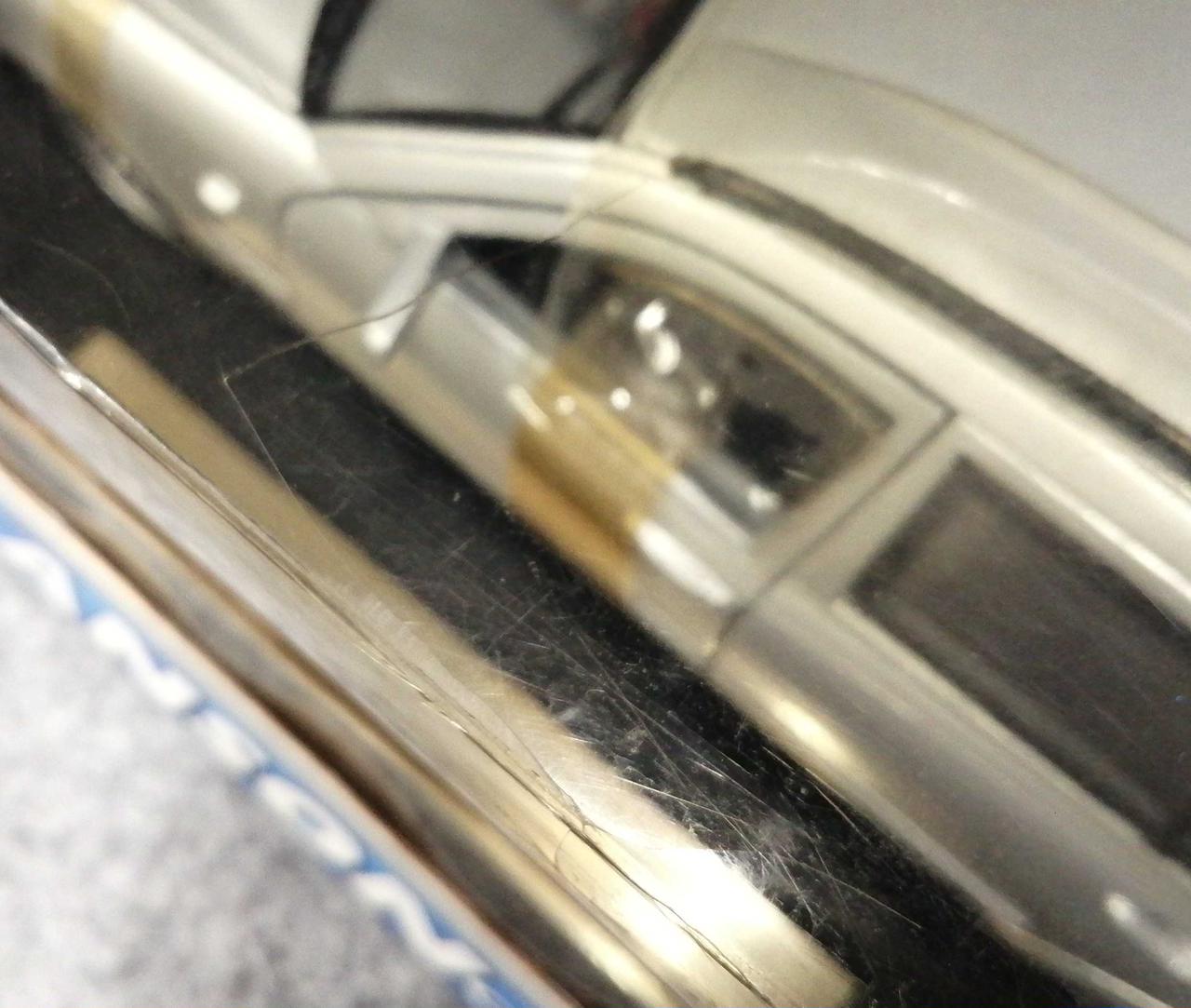 分かりにくいですが透明部分割れています