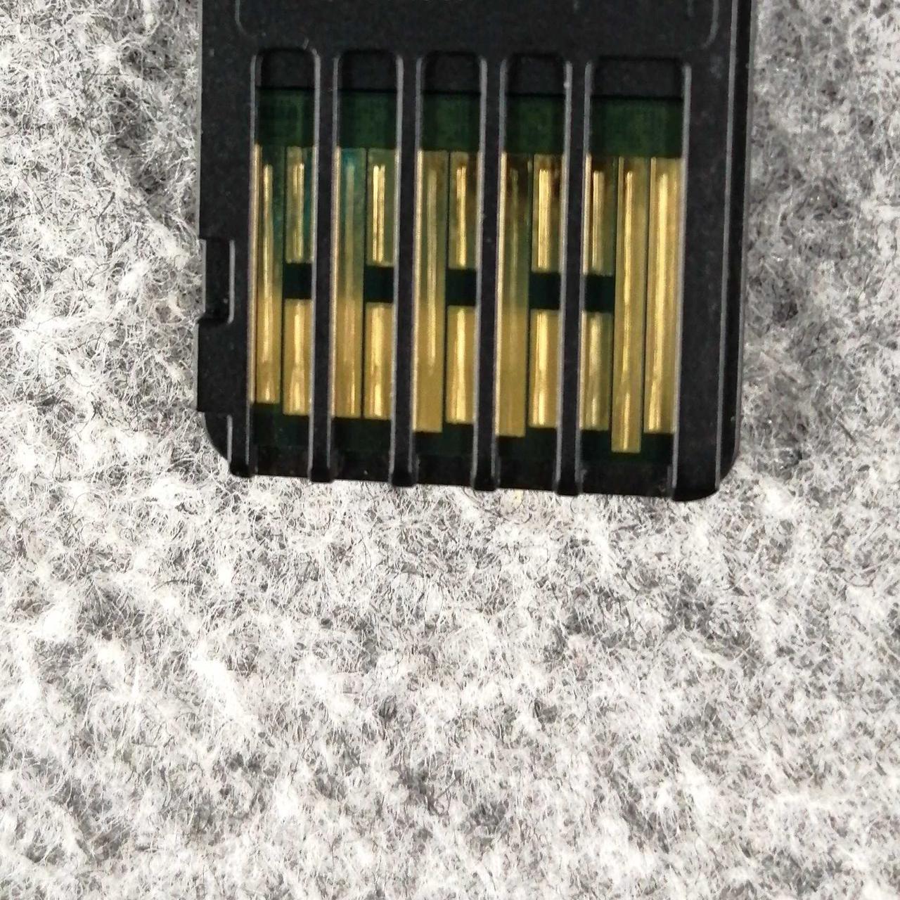 端子にキズあり