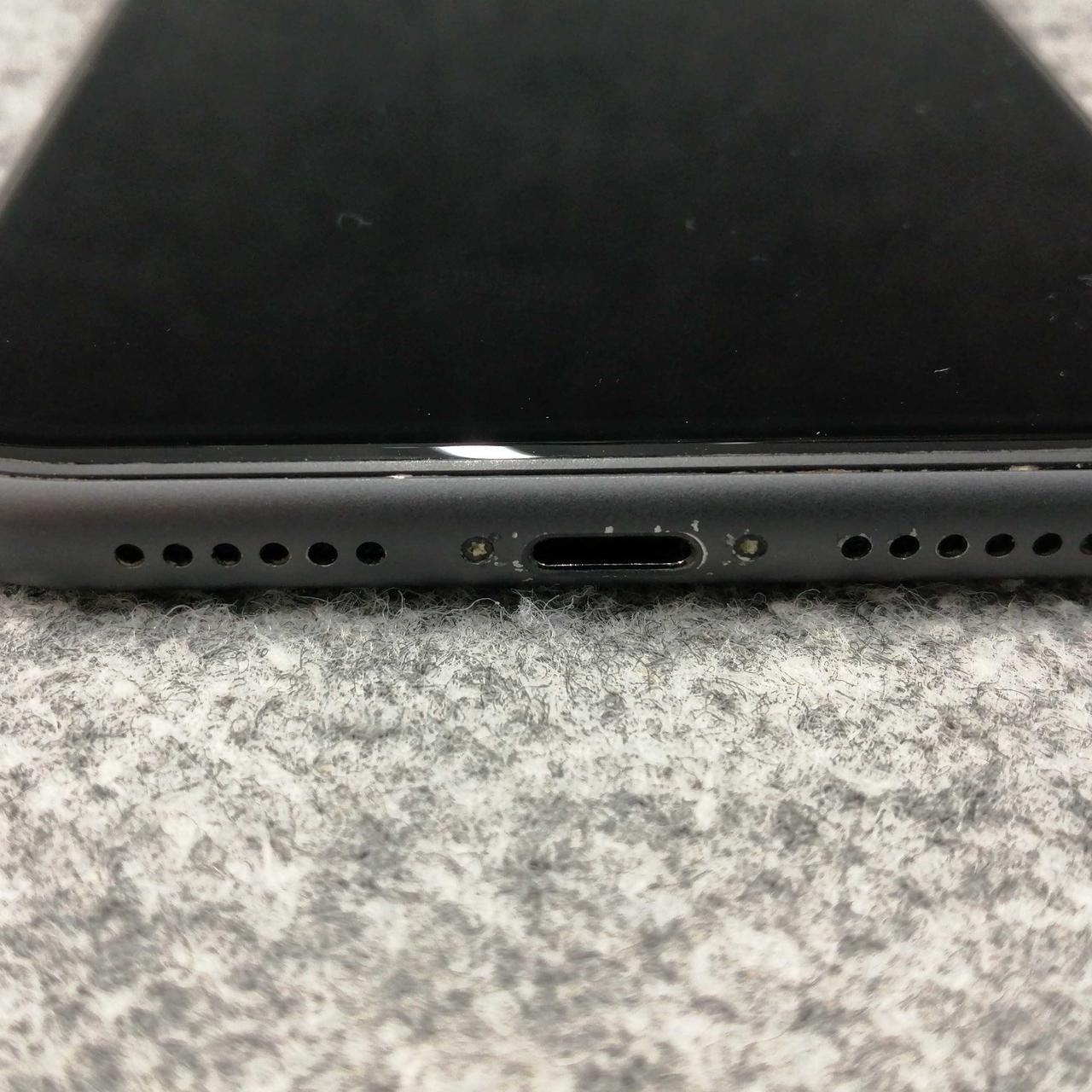 充電差し込み口付近にキズあり