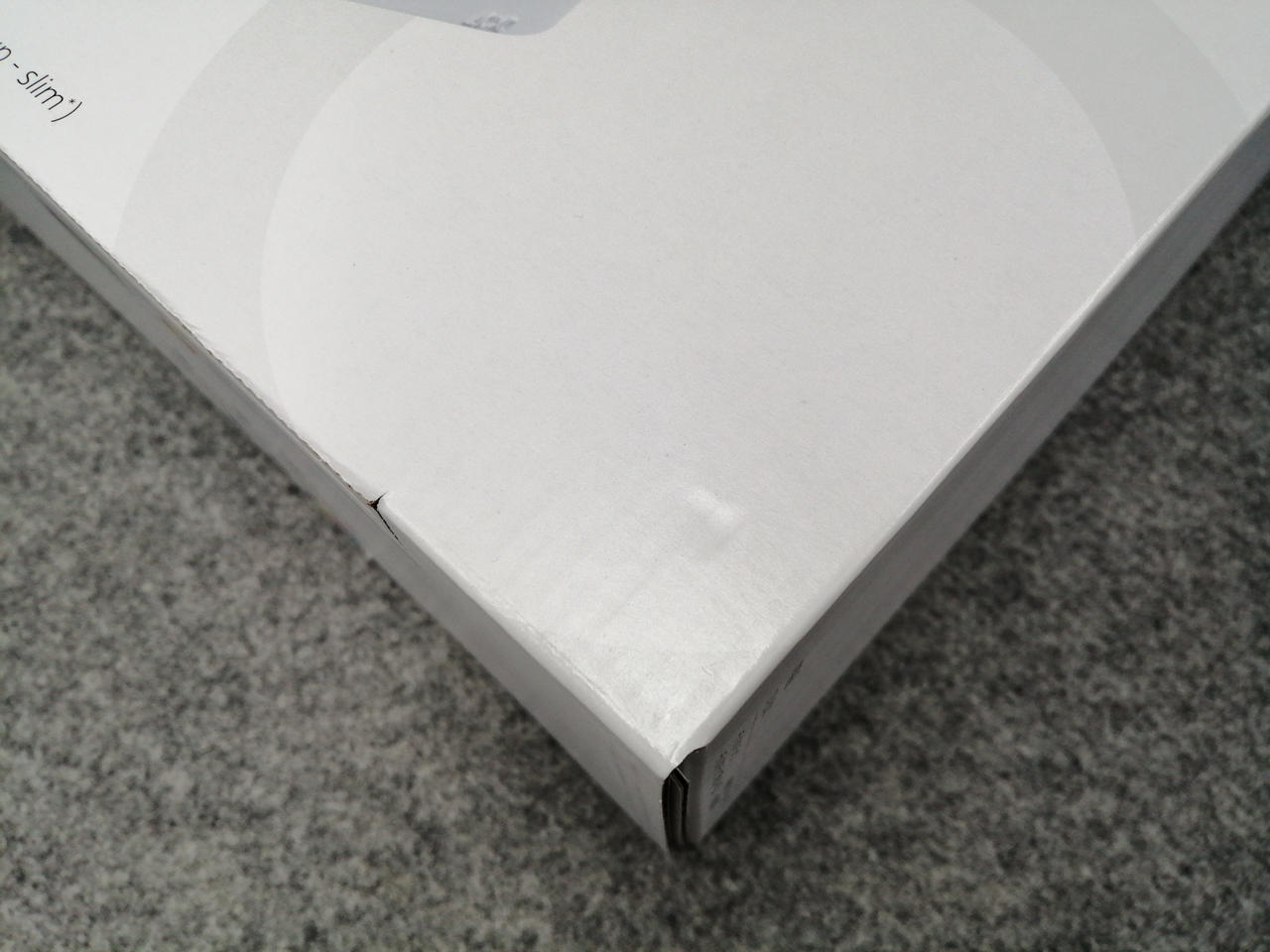 化粧箱小さな凹みあり