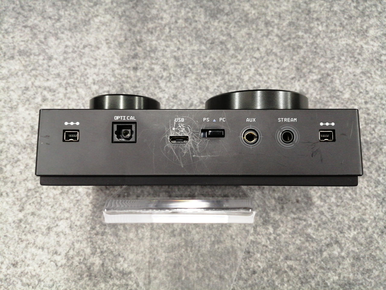 アンプ全体に擦り傷あり