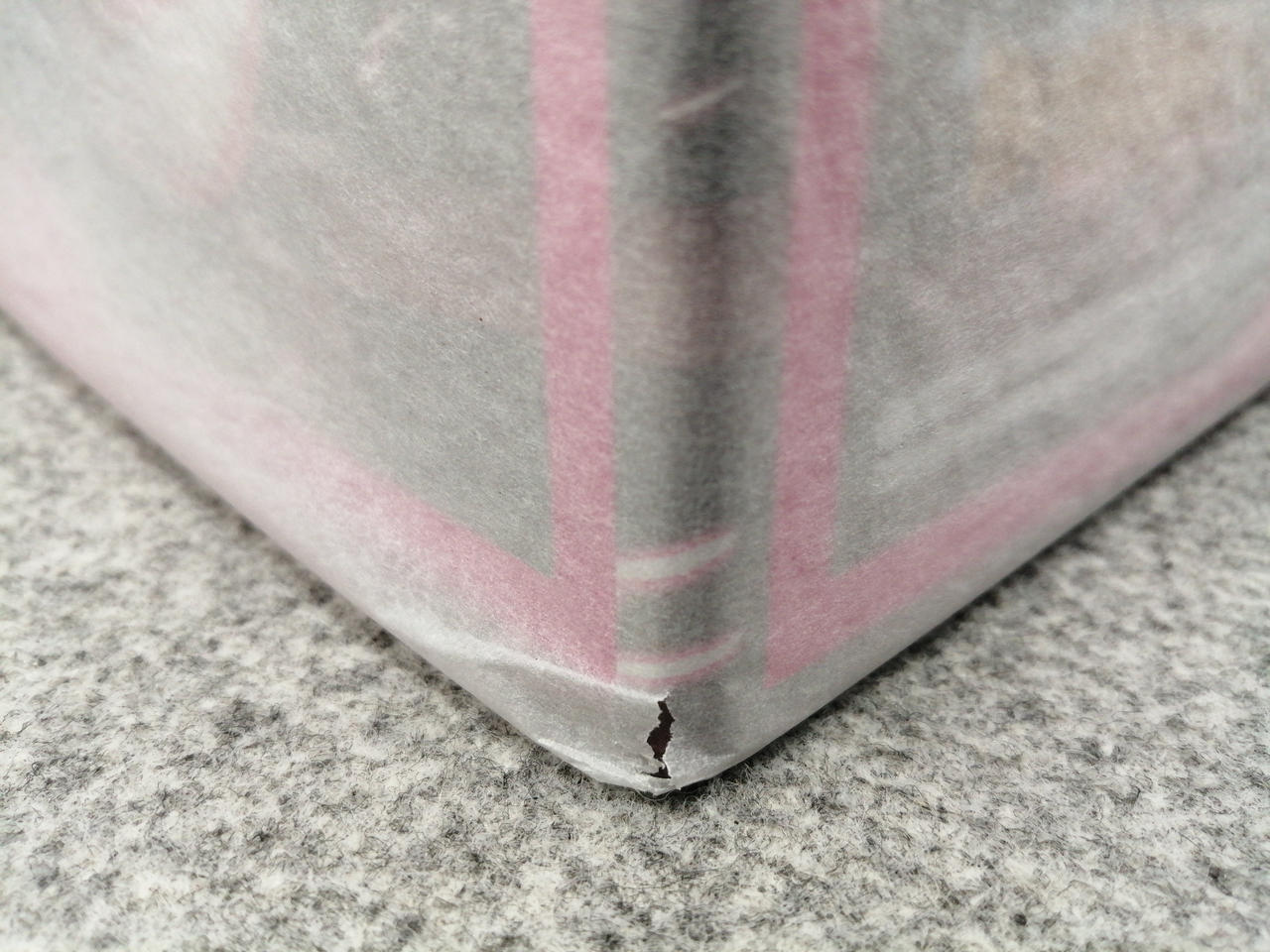 包装紙破れあり