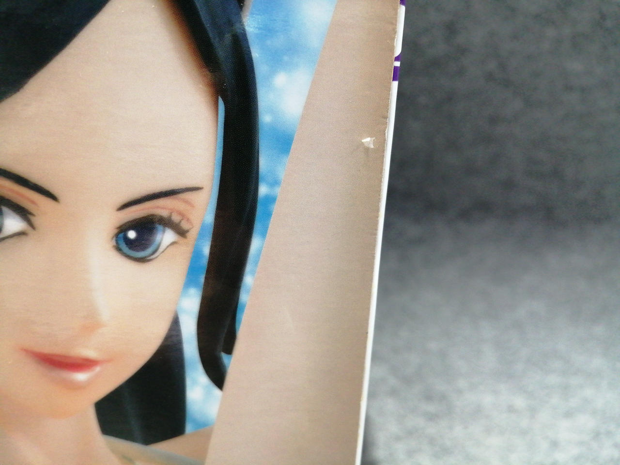 化粧箱ダメージ、小さな凹みあり