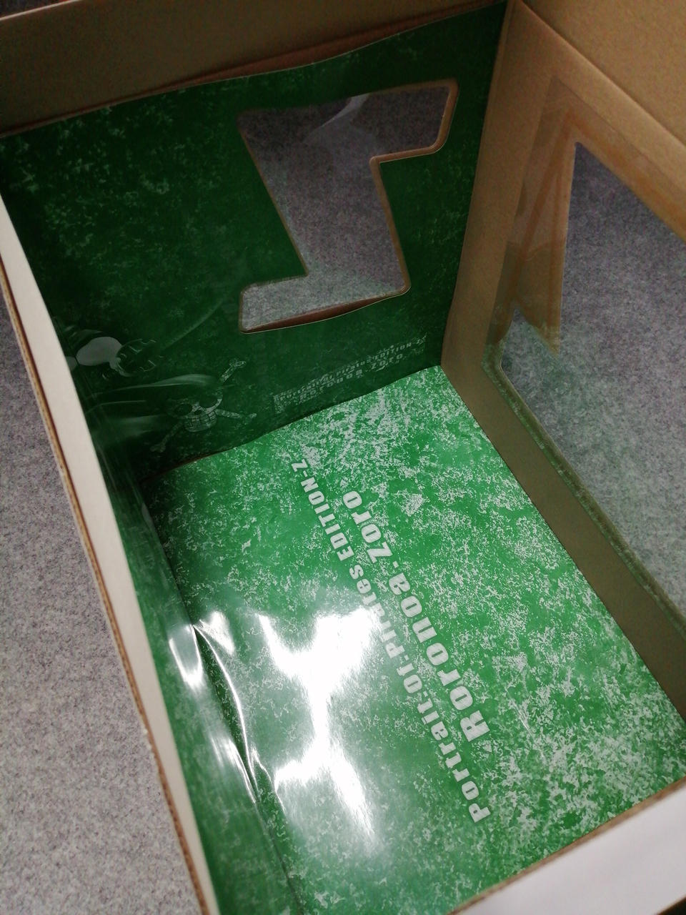 化粧箱内部歪みあり