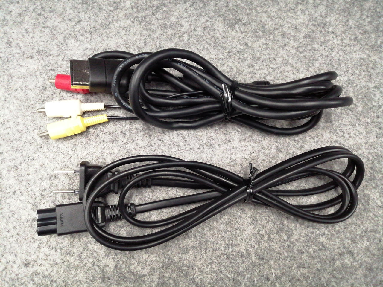 ケーブル類細かな汚れあり