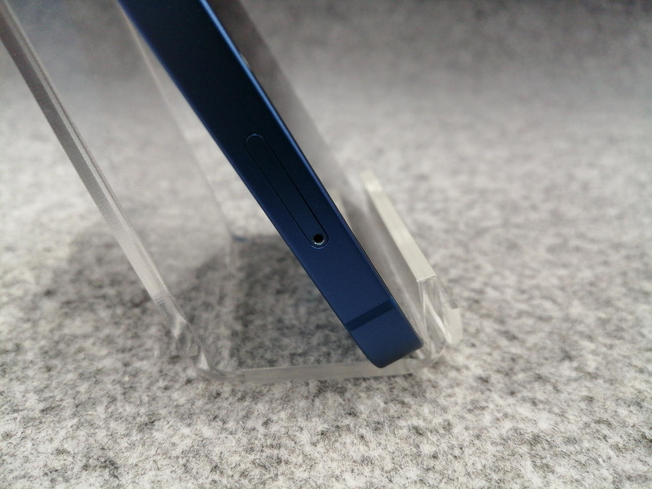 SIMトレイの穴部分使用感あり