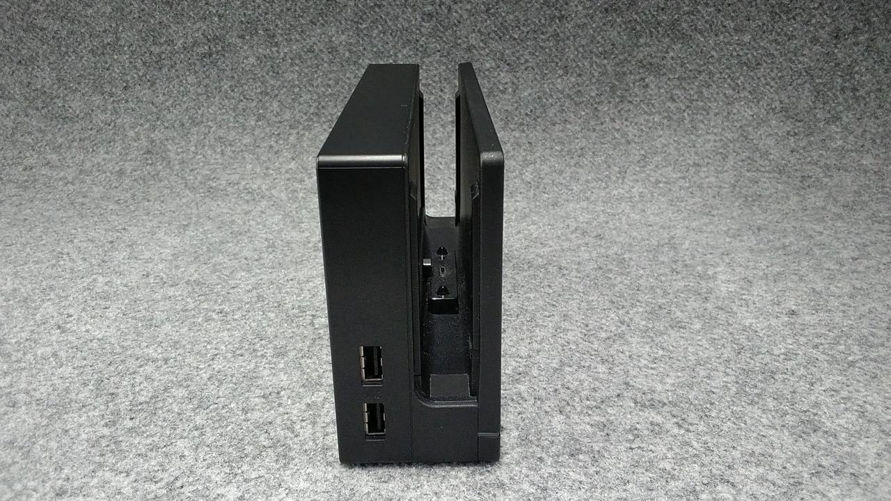 USB差込口の上、汚れあり
