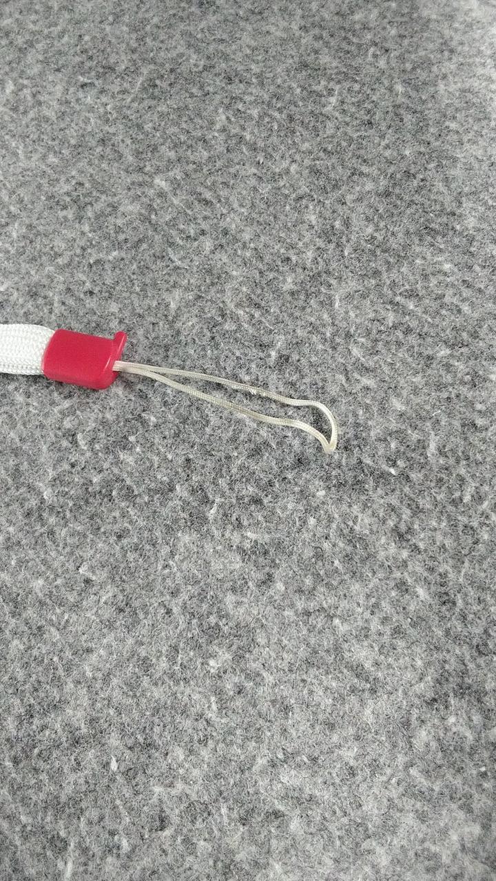 紐に黒ずみあり