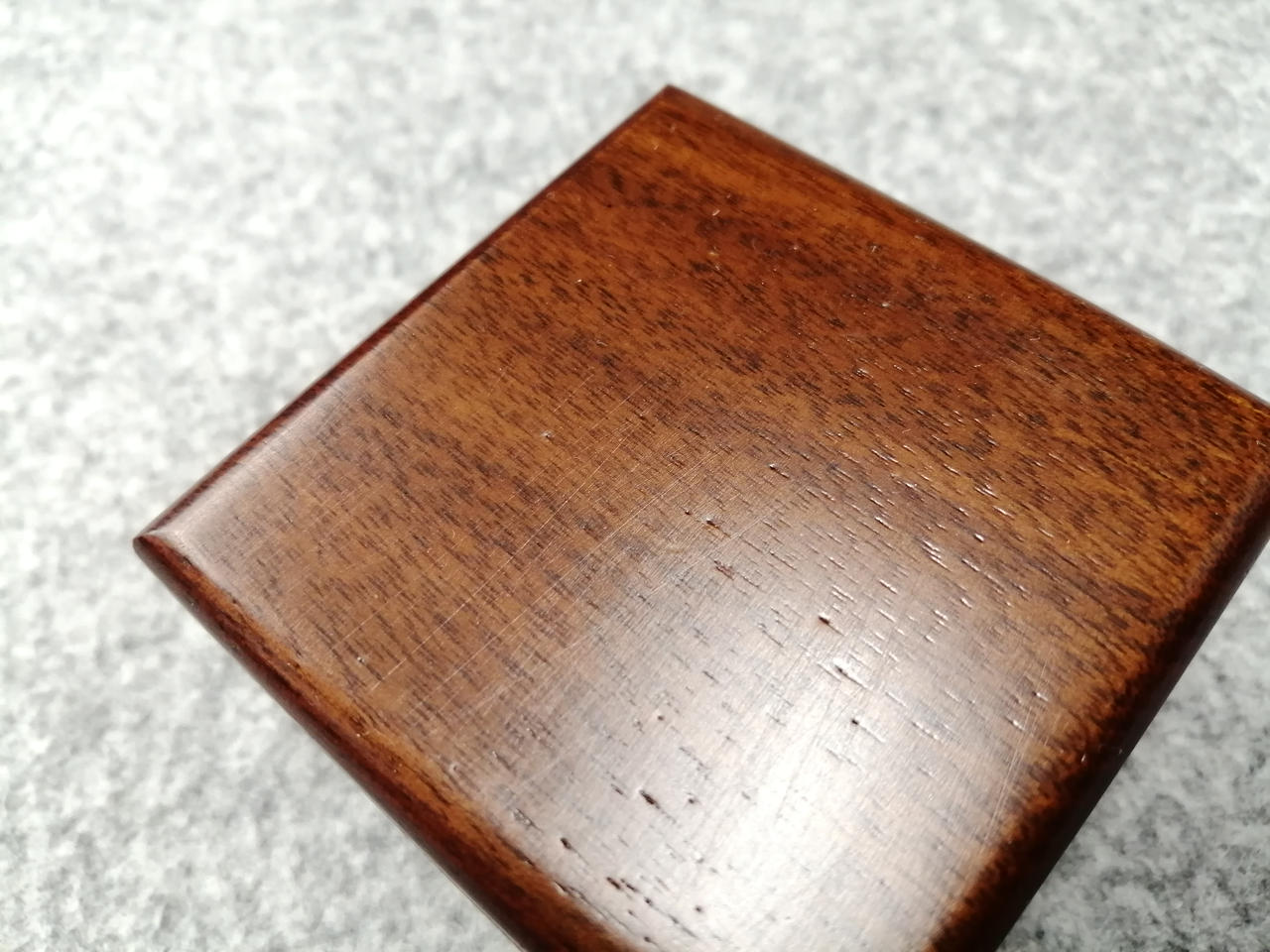 表面にキズあり