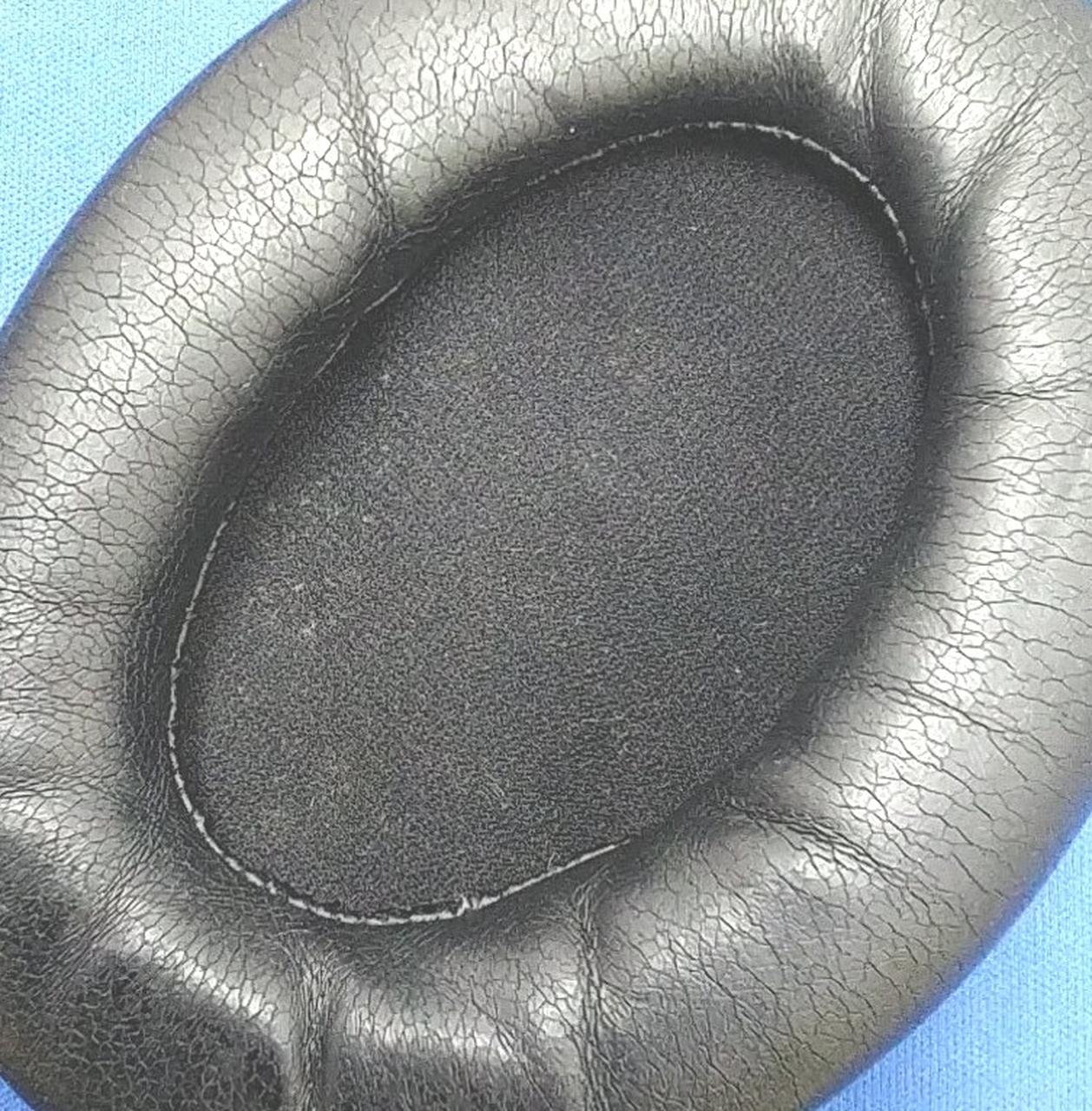 イヤーパッドにシミがあります