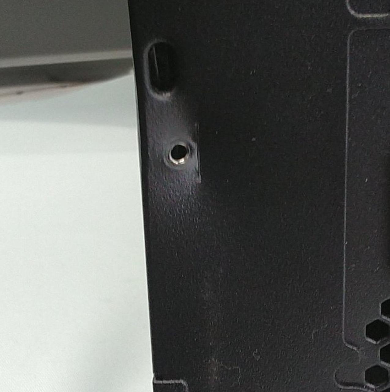 フレームのネジ穴箇所が内側に歪んでいます