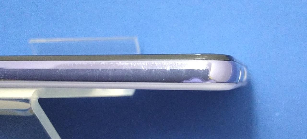 左側面に一部欠けがあります