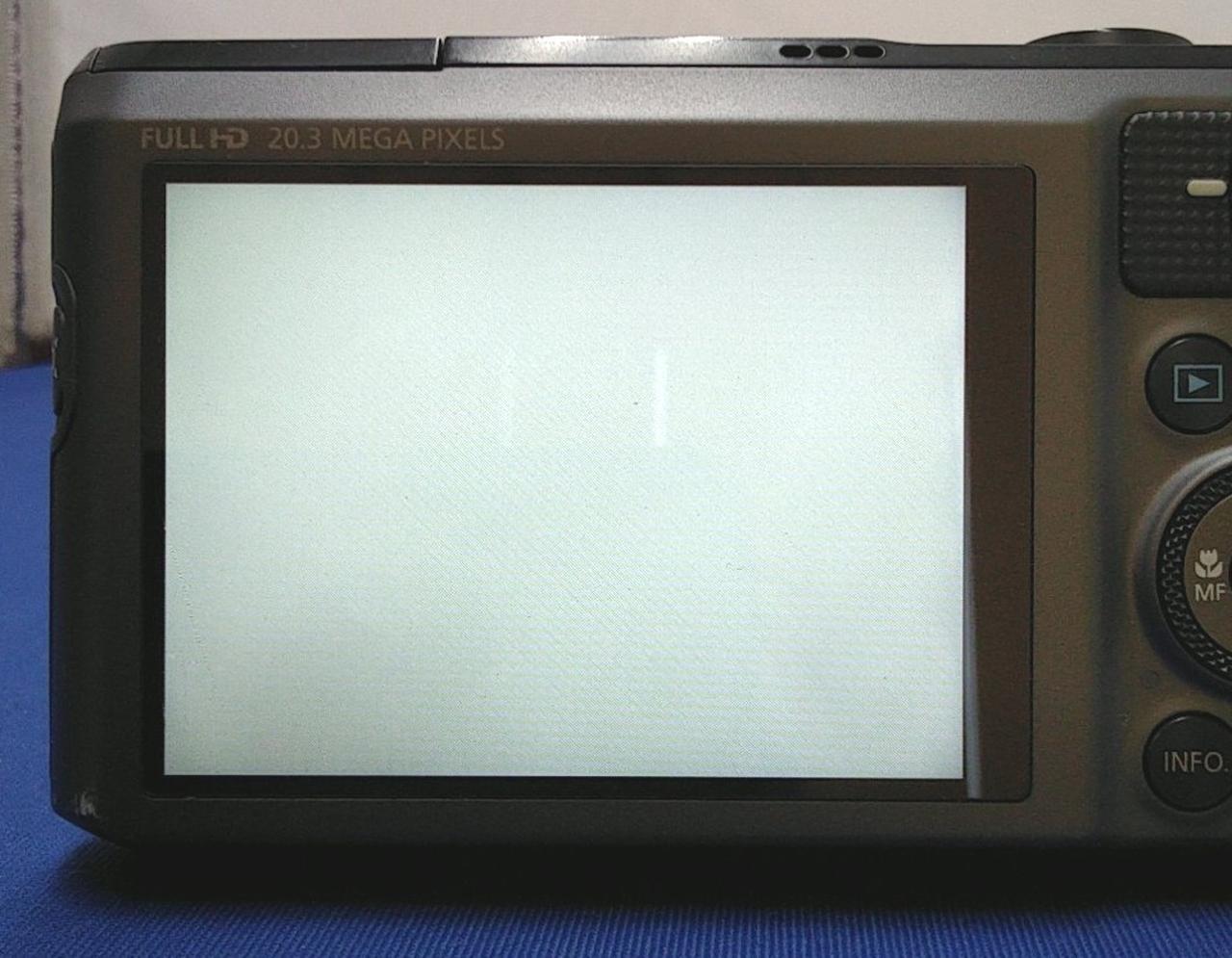液晶左側に少し色ヤケがあります