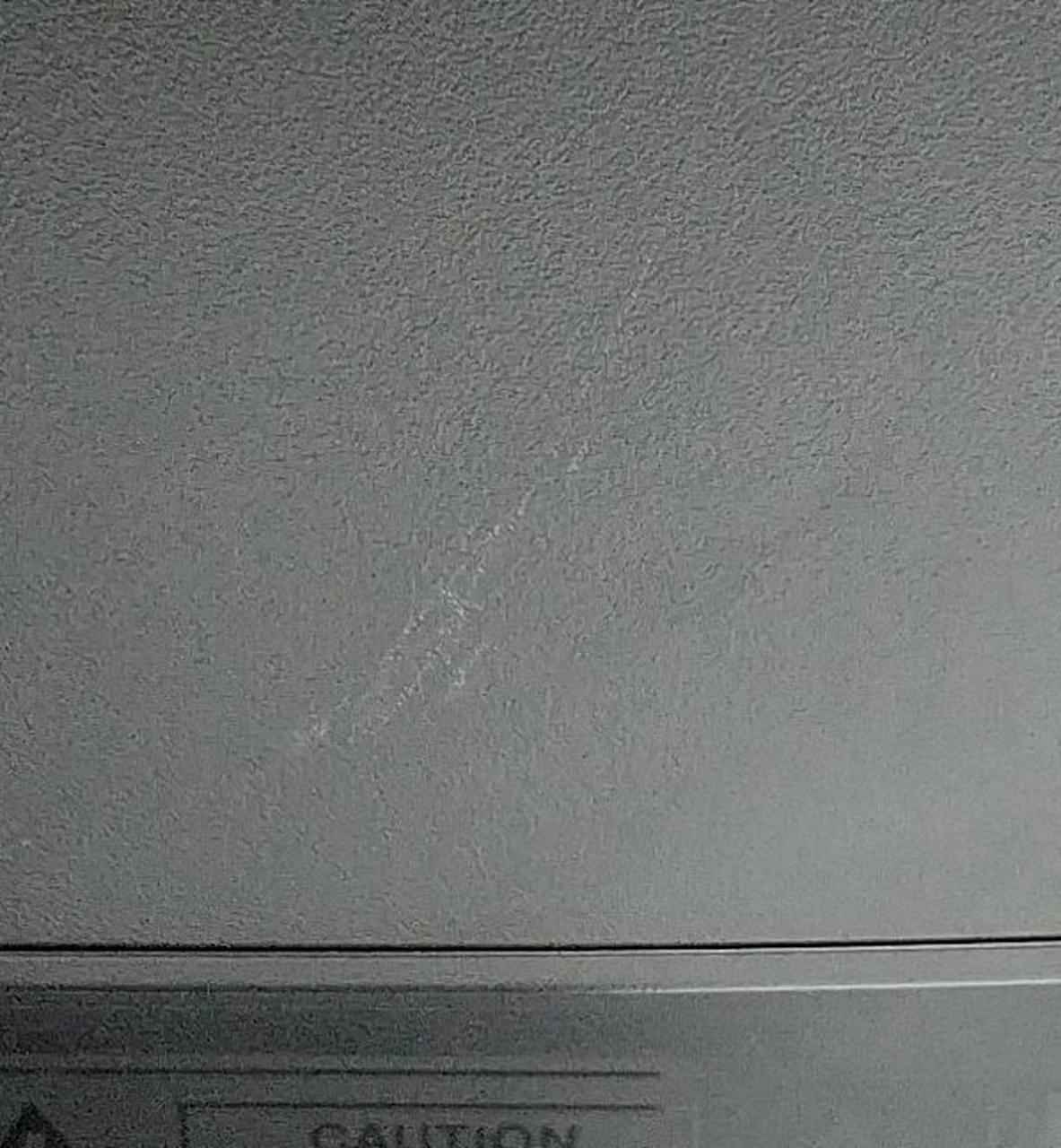 背面にキズがあります