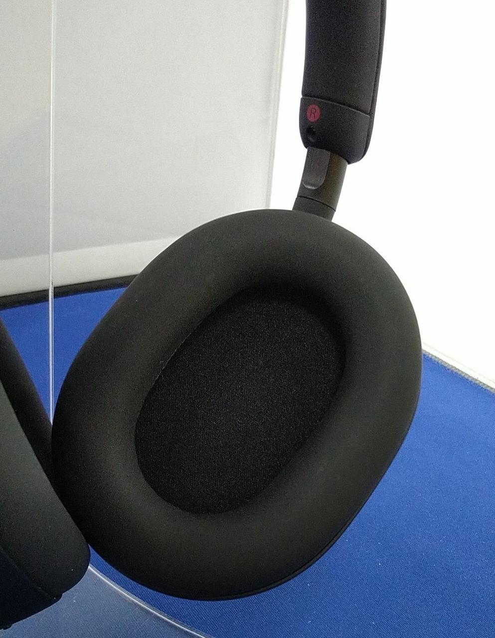 イヤーパッド部分に少しテカリあります。
