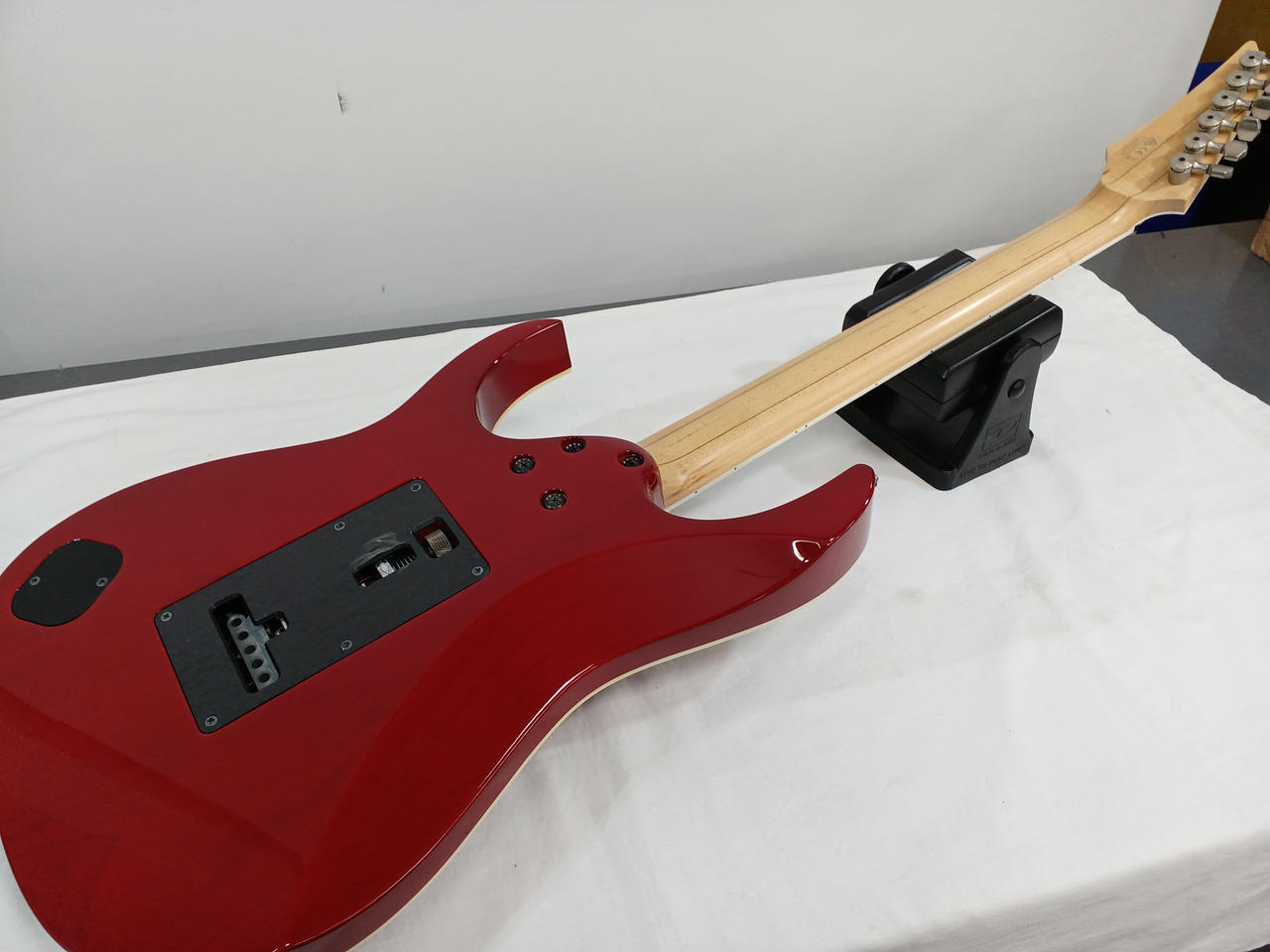 アイバニーズ（Ibanez）エレキギター ART120 DISC Ibanez ART120 Electric Guitar, White at Gear4music