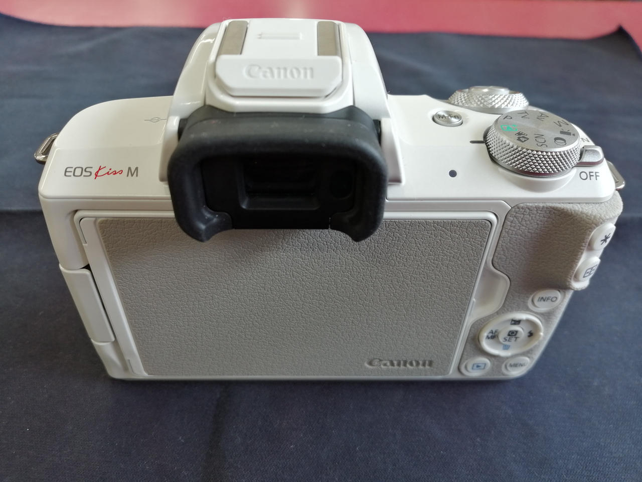 CANON EOS Kiss M 美品　 デジタル一眼レフカメラ EOS Kiss M ボディー WH デジタル一眼レフカメラ EOS Kiss M