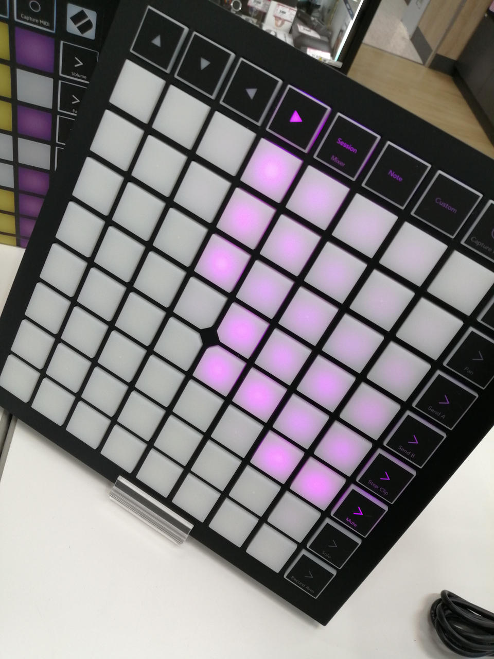 ノベーション(NOVATION)|MIDIパッド|【ハードオフ公式通販】オフモール