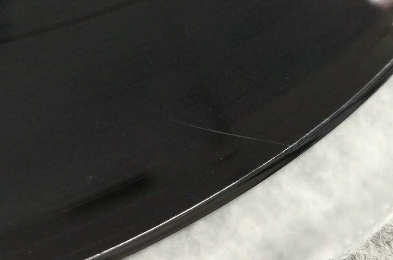 A面に目立つキズがあります。