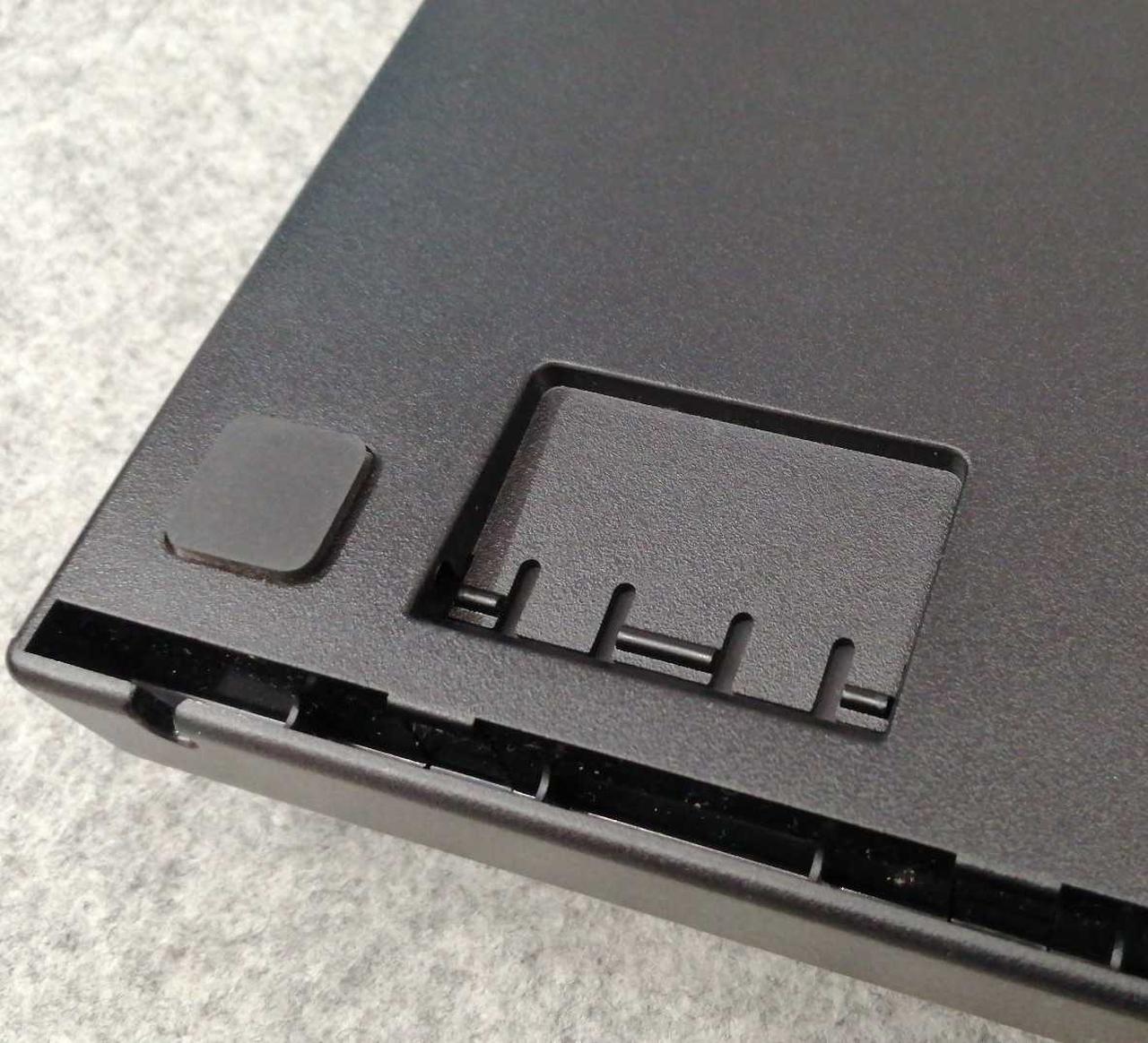 スタンド片側の足欠品しています。