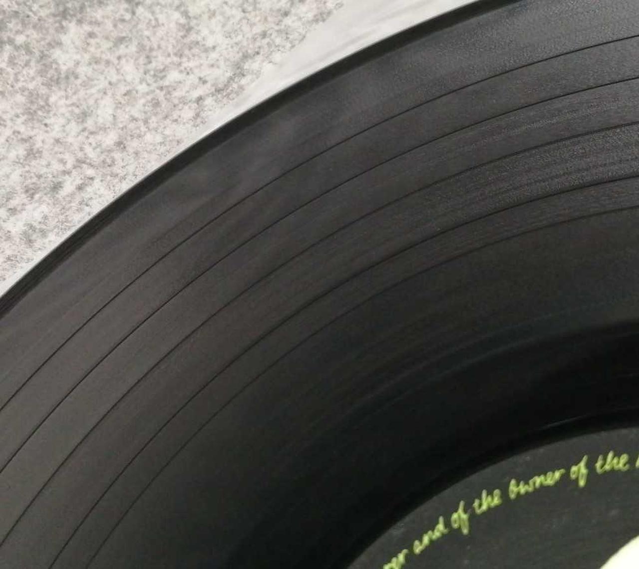 B面全体に光の加減で波模様が見えます。