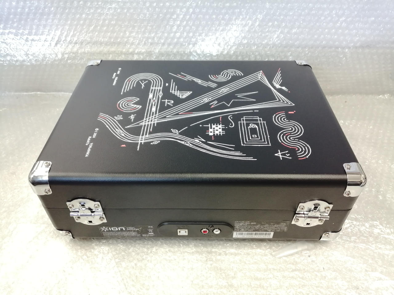 ヨルシカ レコードプレーヤー 新曲「ルバート」のアナログ盤とオリジナルスリップマット