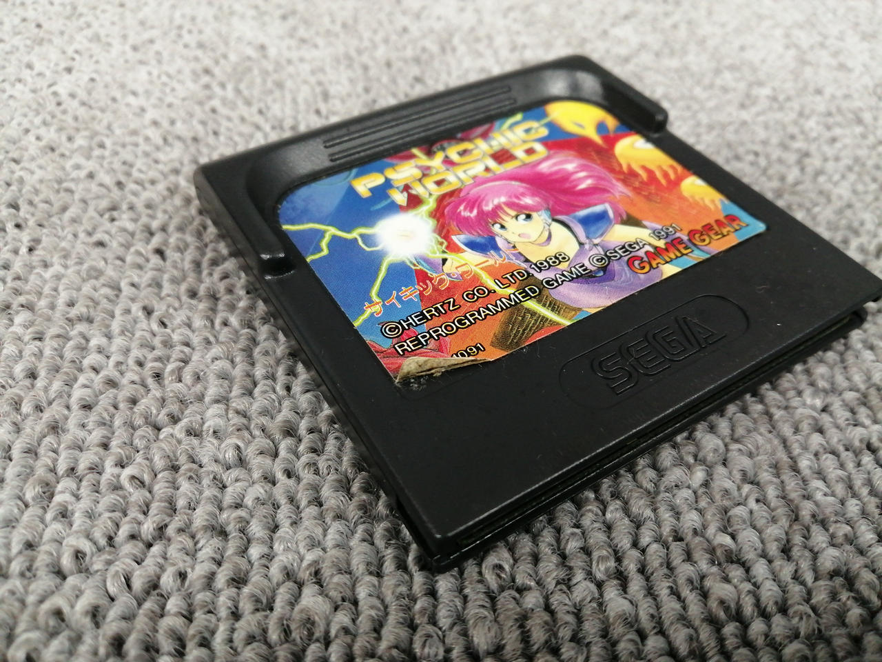 シールが剥がれています。