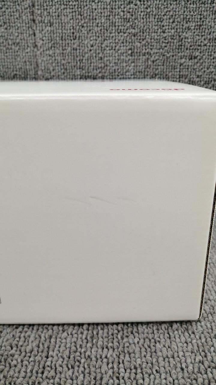 箱にキズがございます。