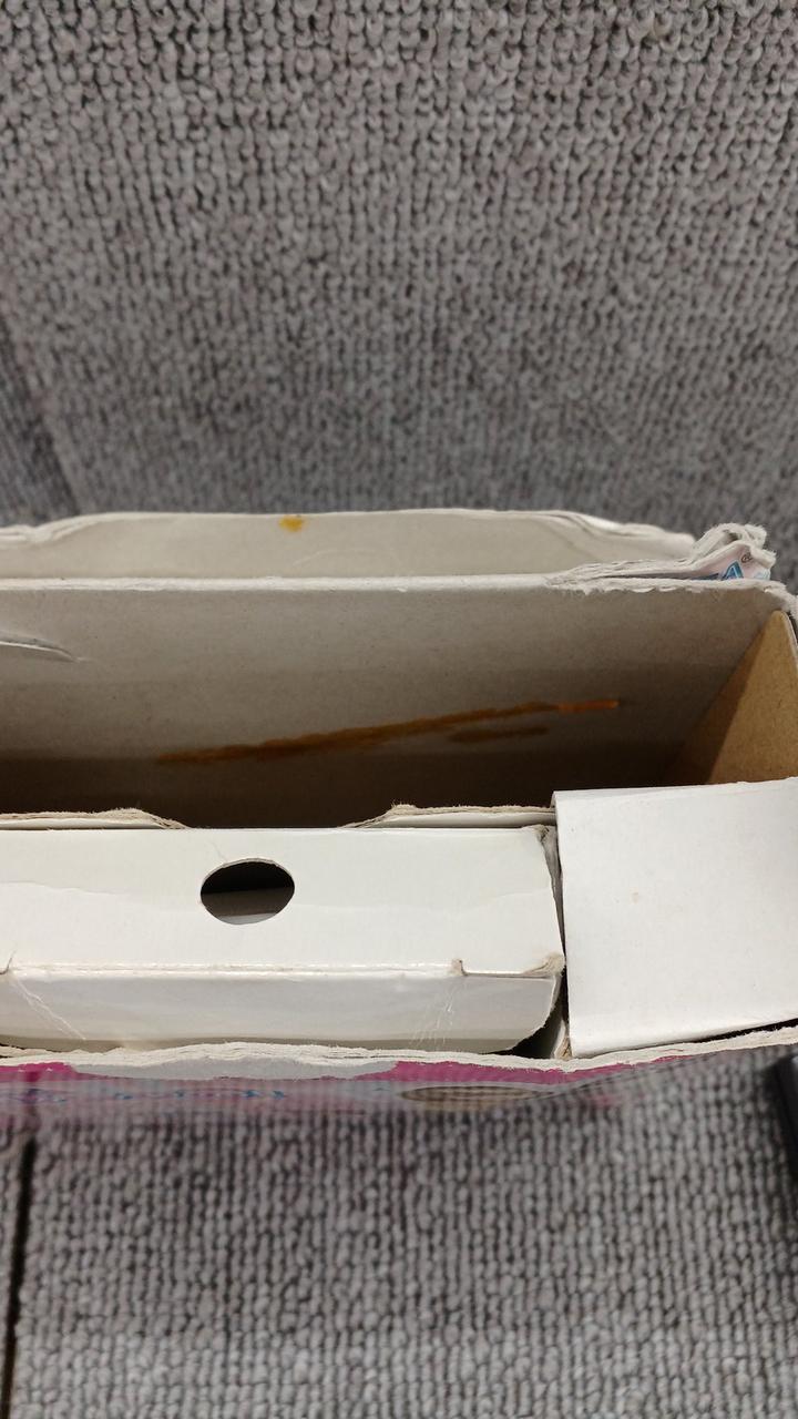 箱内部に汚れがございます。