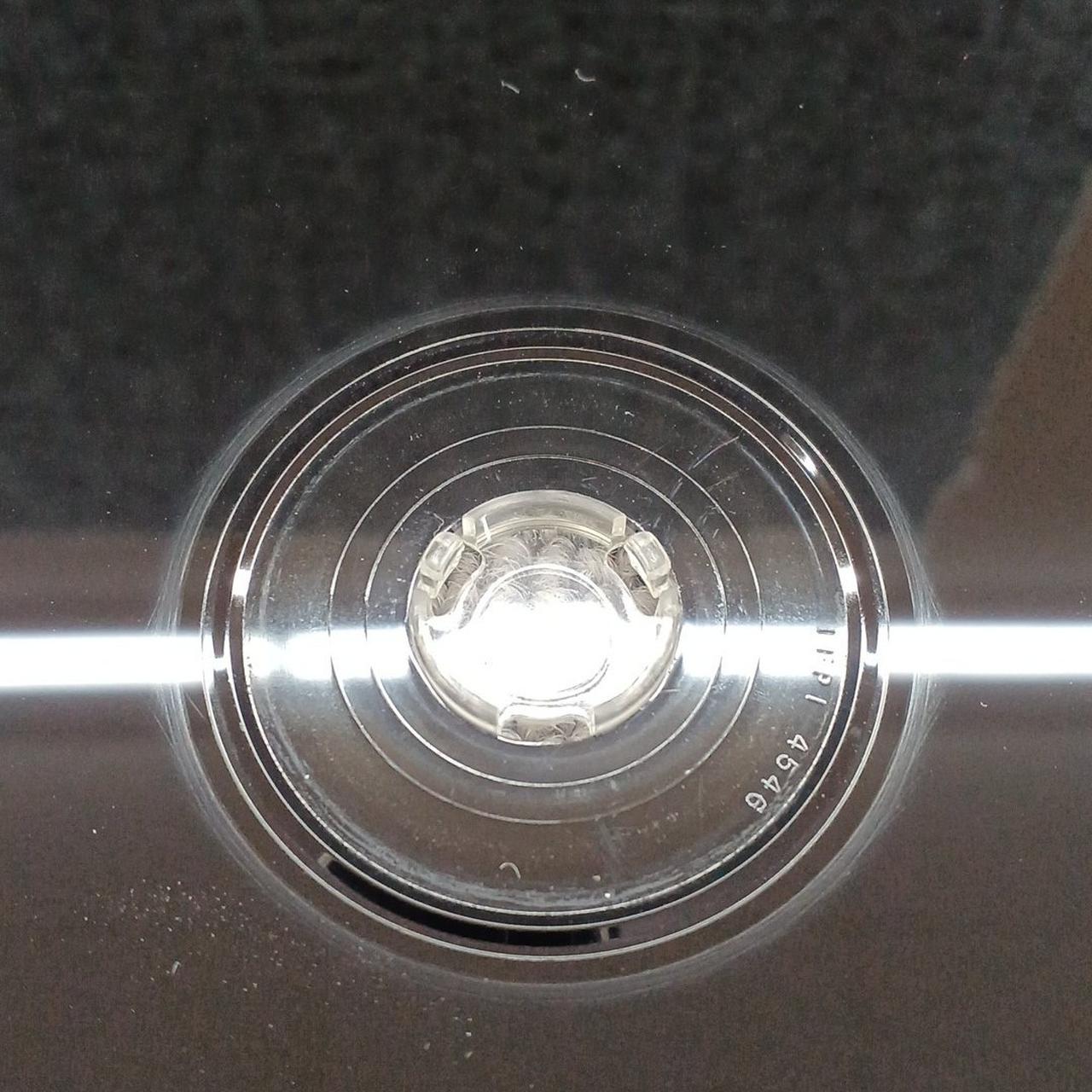 ディスク裏面にキズがございます。