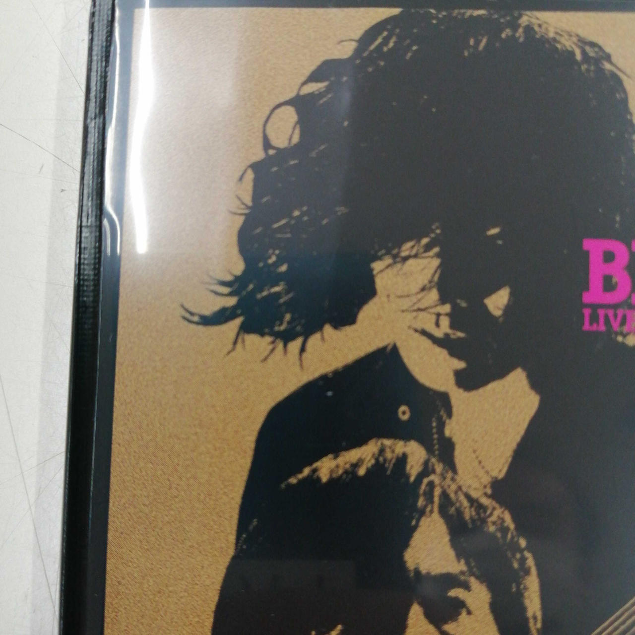 ジャケット折れ目ついています