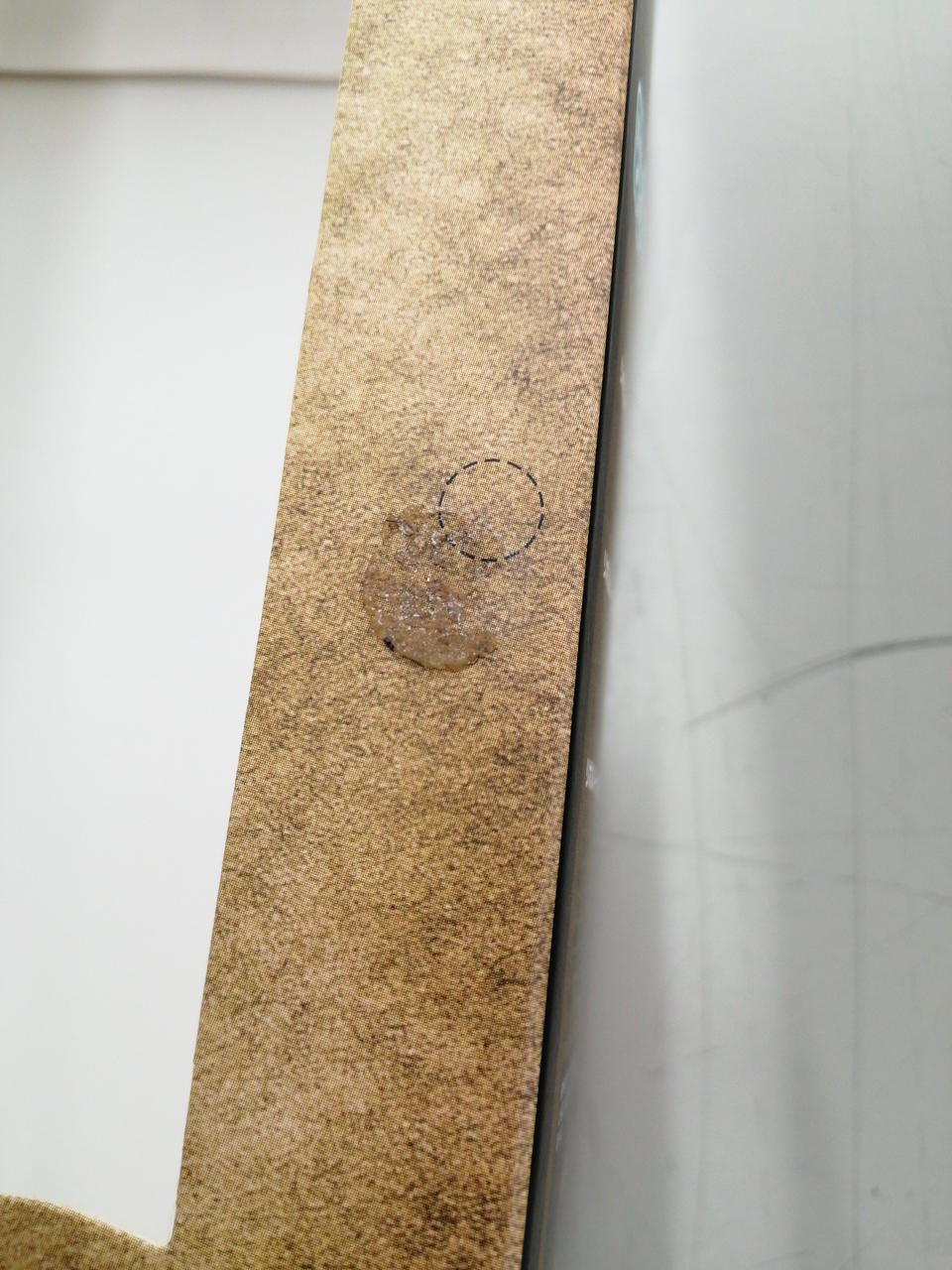 外箱のマジックテープ部分取れ、片側にあり