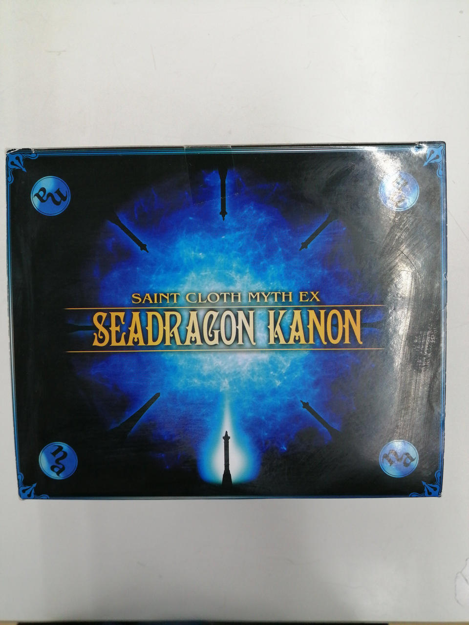 全体的に外箱に傷みがあります