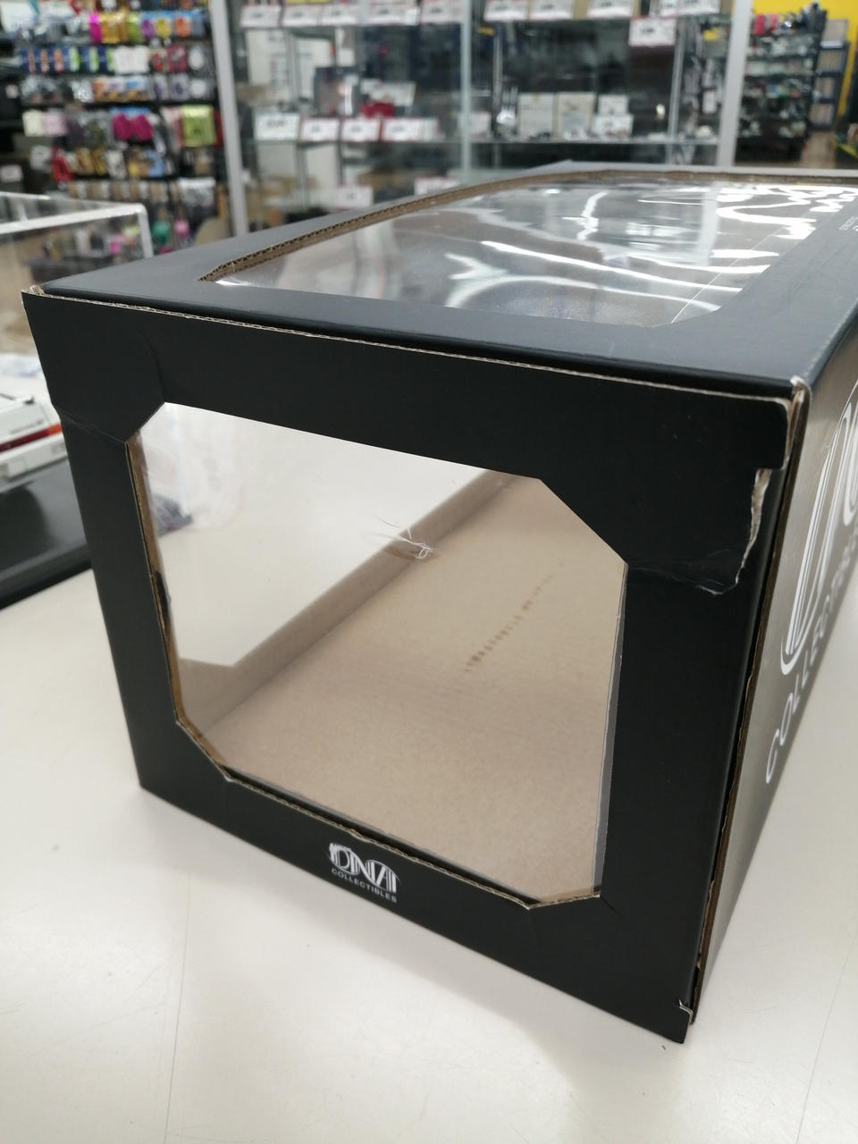 全体的に外箱に破れ等の傷みあり