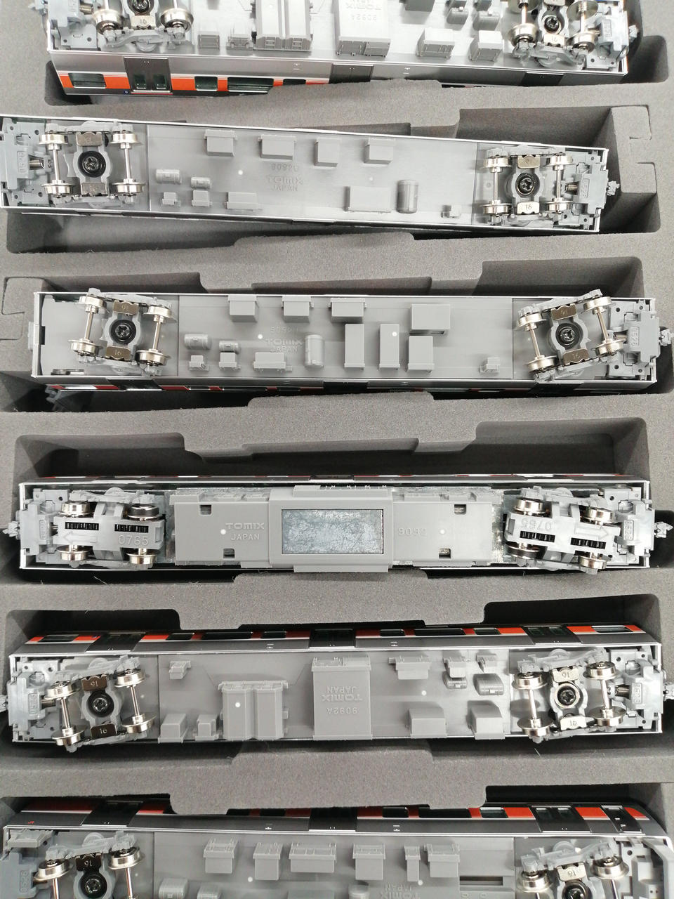 動力車、車体カバー歪んでいます