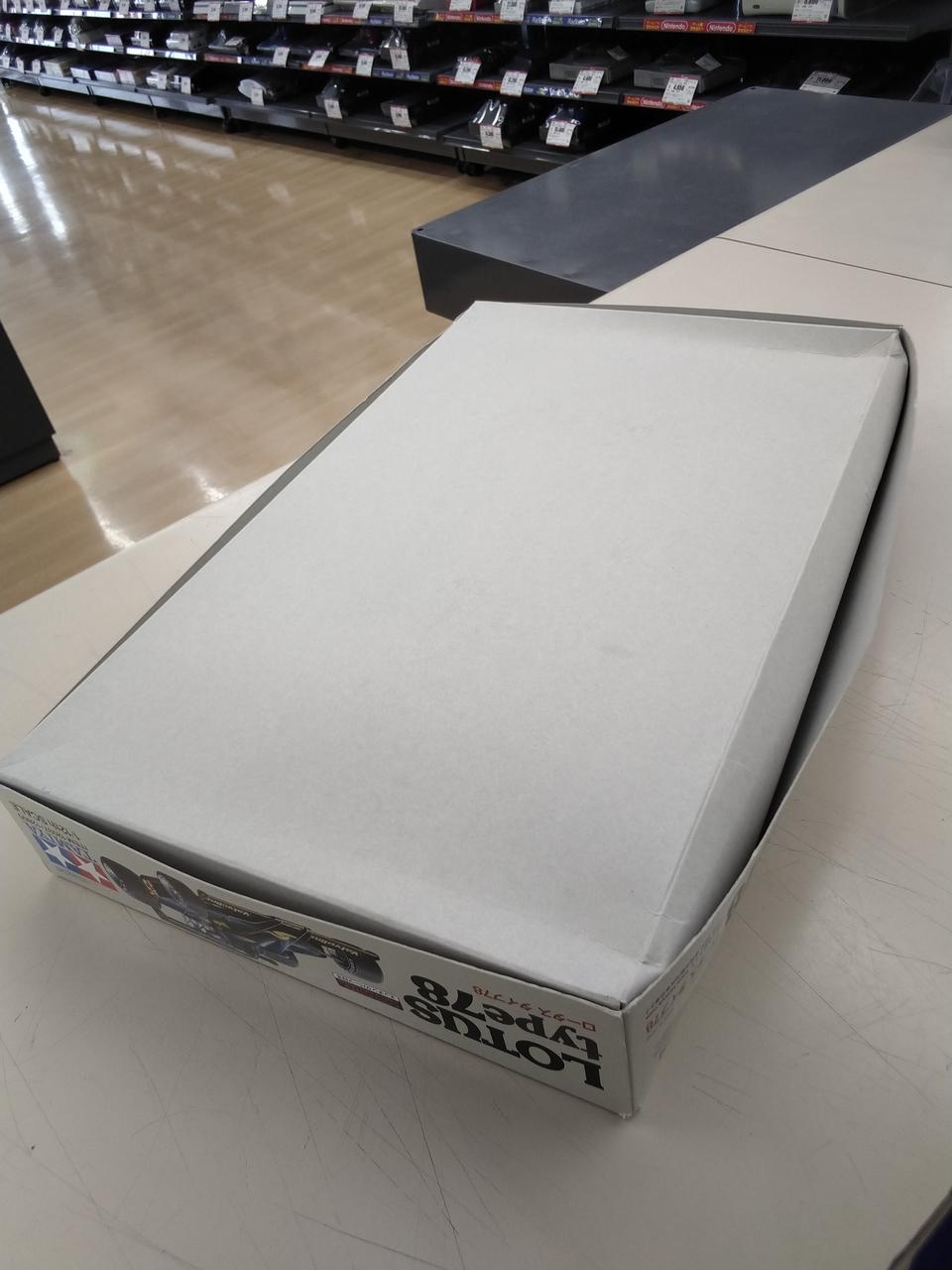 全体的に外箱の傷みが激しいです