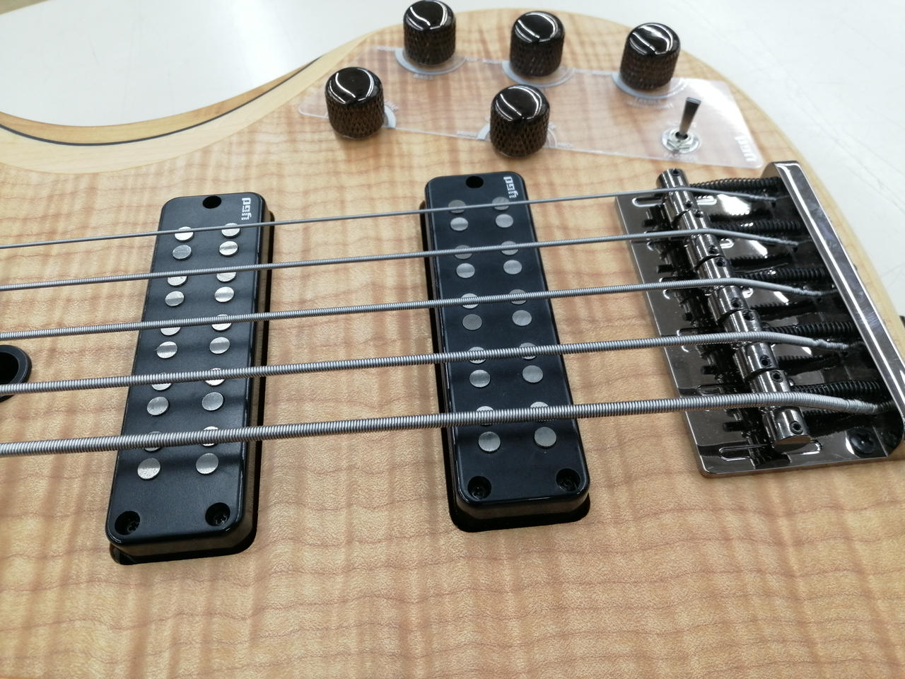 Hondo ブラックのエレキベース 小物付き、新品弦 Hondo ブラックのエレキベース 小物付き、新品弦 Hondo ブラック