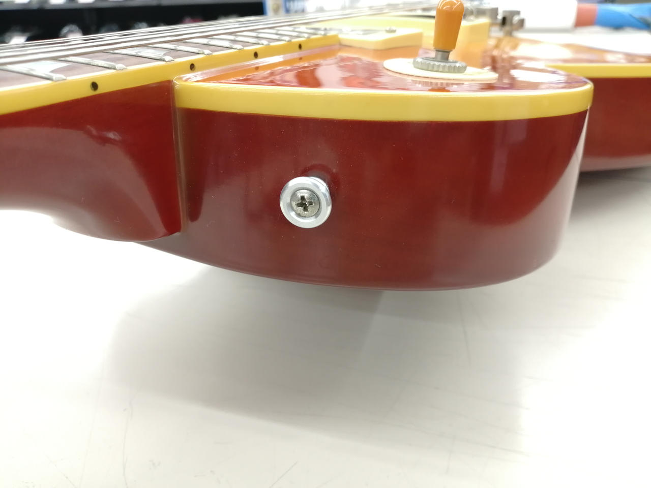 美品！　EDWARDS エレキギター 赤 V型 Amazon | EDWARDS E-BASS V Sparkling Fiesta Red エドワーズ
