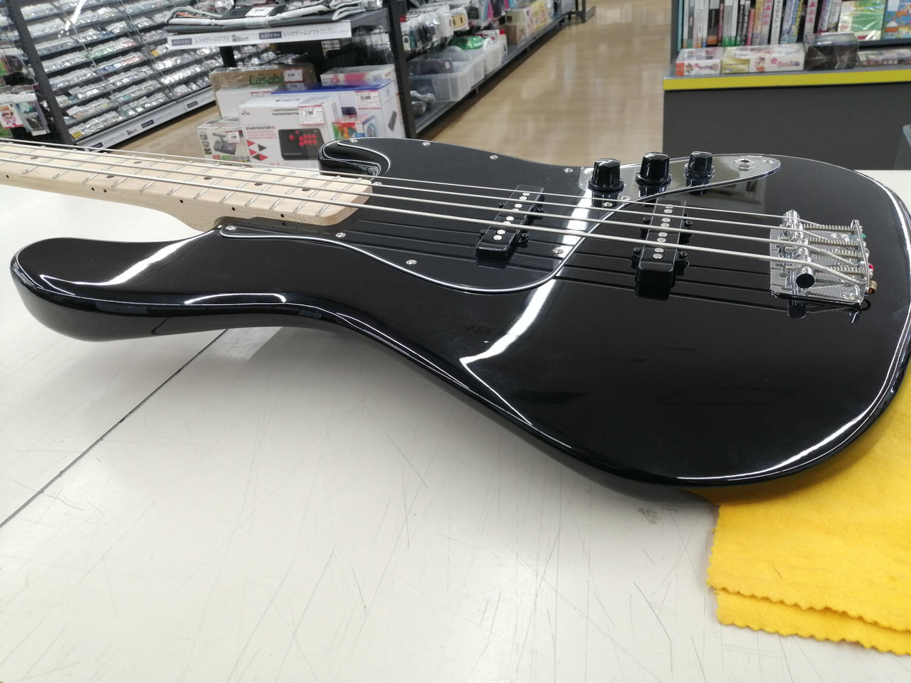 「売却OK」Fender Squier ブラックベース ケース付き 0378503506-1.jpg