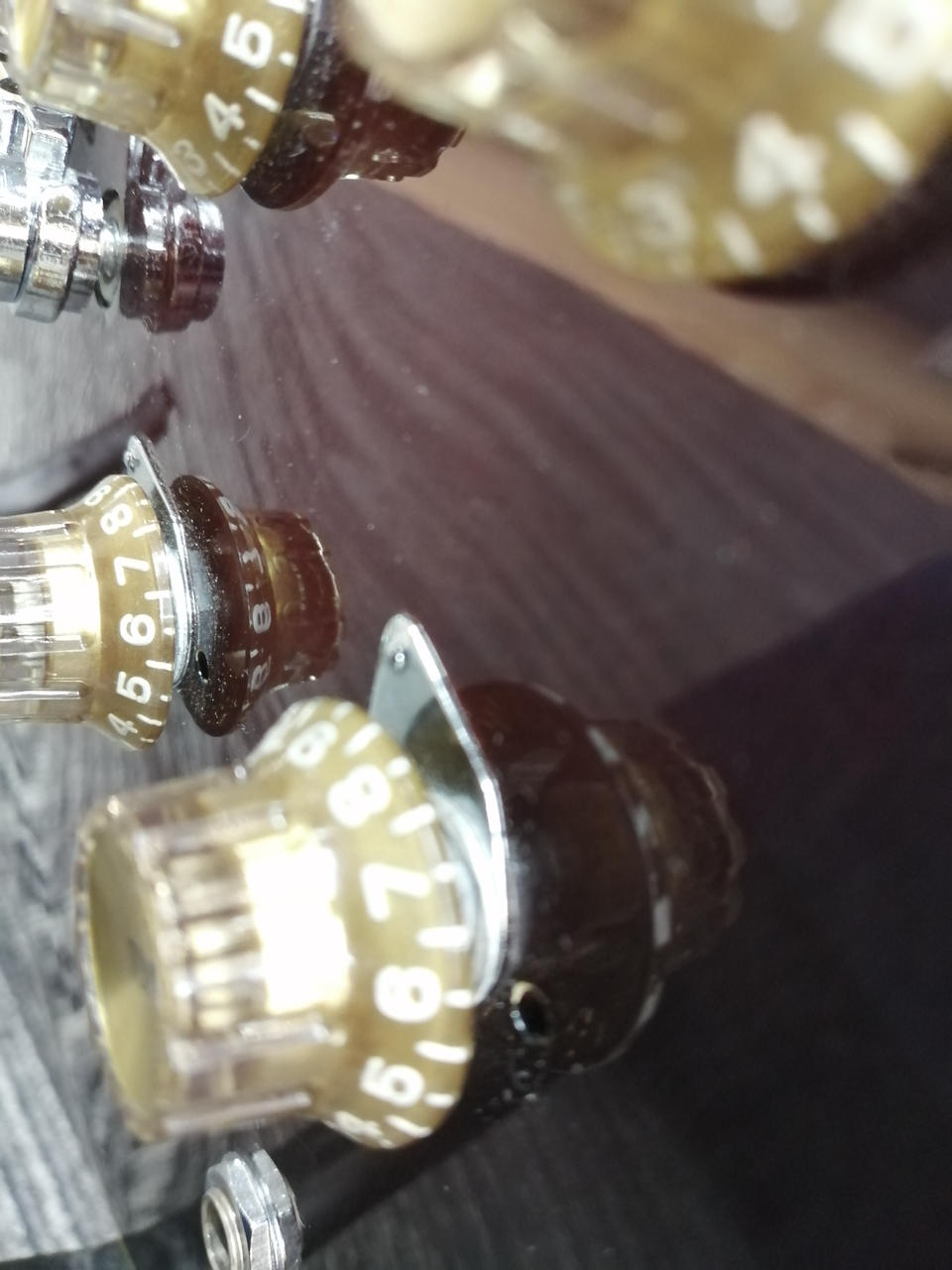 トーンノブ下ボディに小さく穴空いてます