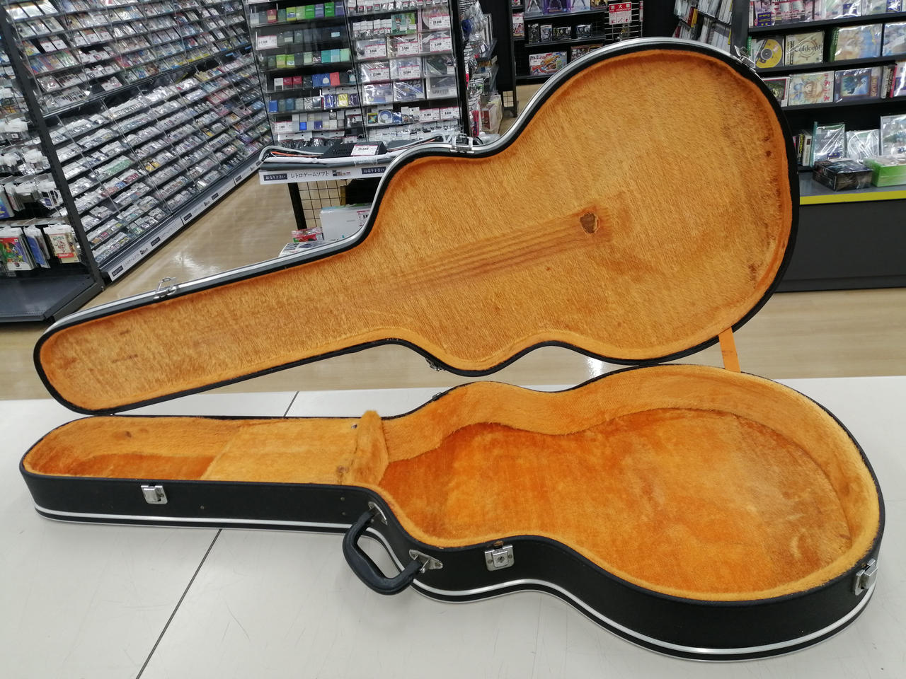 ハードケース状態難あり、鍵欠品