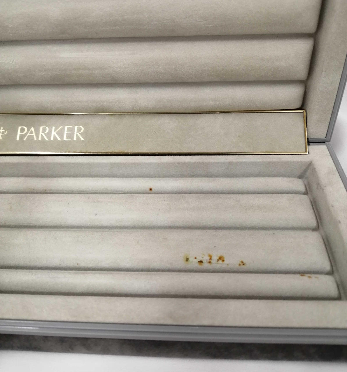 箱の内側に汚れがございます。