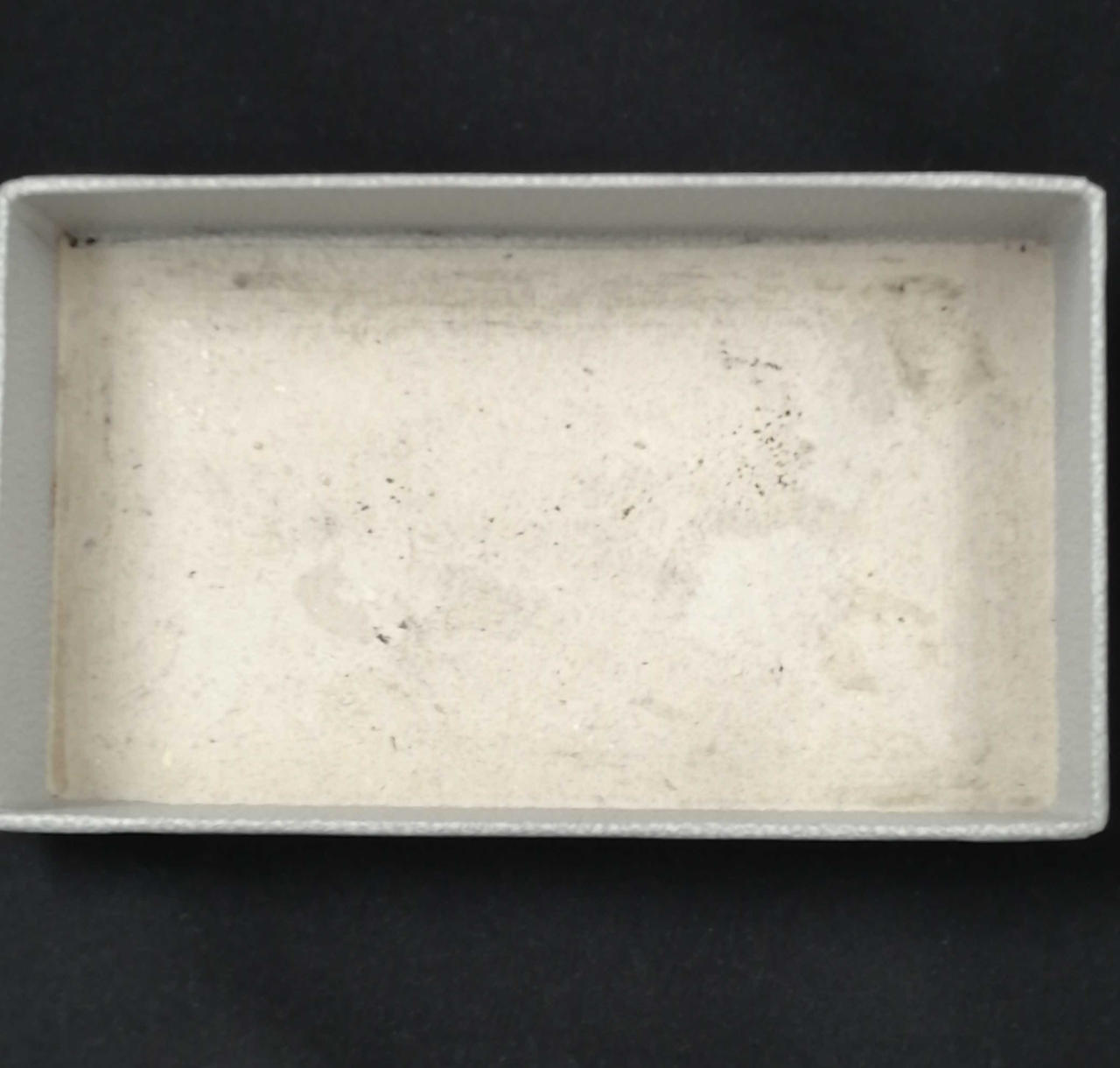 箱内側汚れございます。