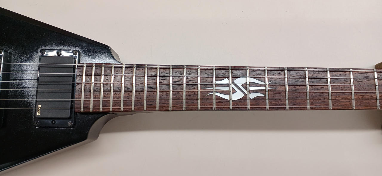 ◆美品 FERNANDES V-RATTLESNAKE EMG81&85 24F ◇美品 FERNANDES V-RATTLESNAKE EMG81&85 24F - メルカリ