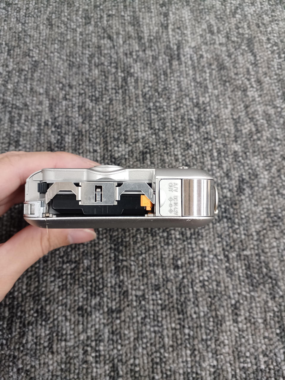 バッテリー蓋取れてます