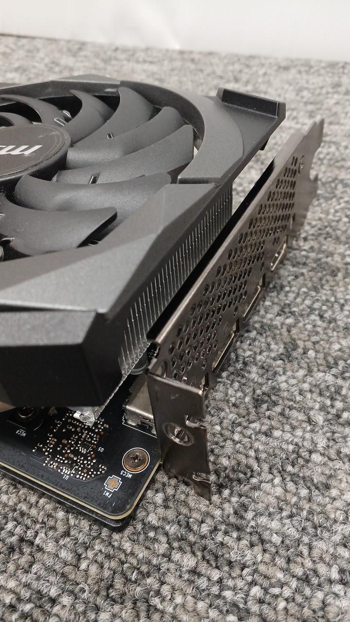 ネジ止め部破損してます。