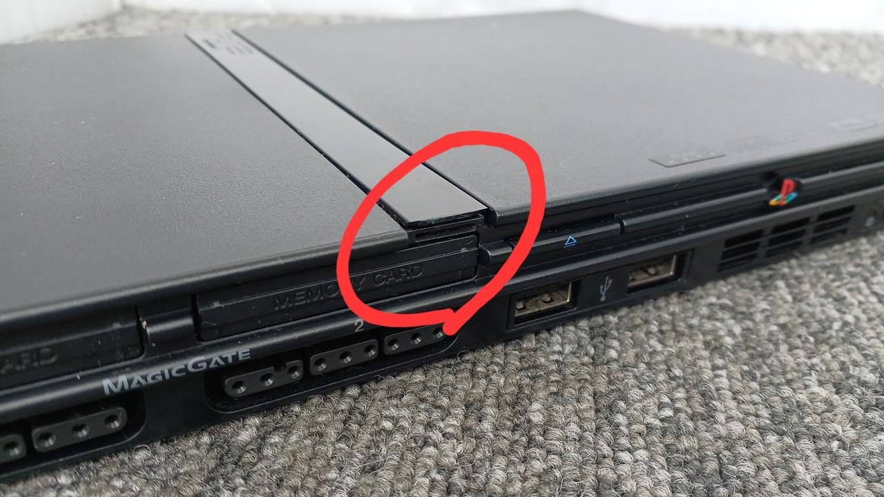 メモリーカードの上部本体部分にカケあり。