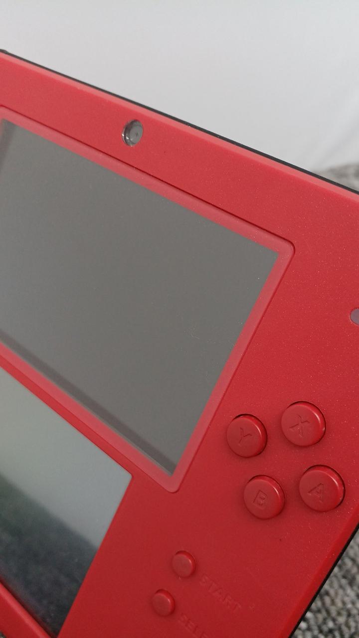 液晶内小さなチリ埃が入ってます。