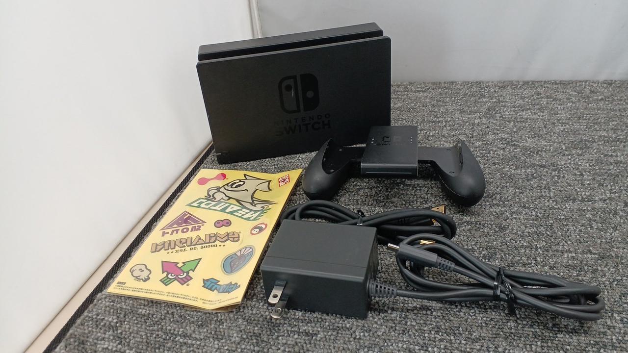 ステッカー折れ目あります。